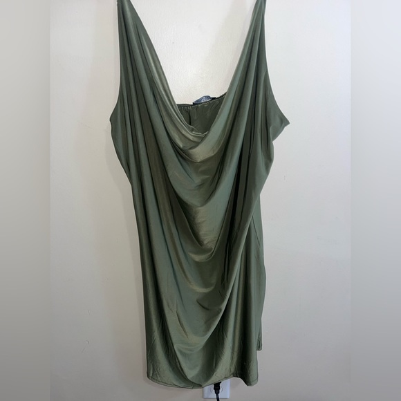 Green mini dress with extra fabric super flattering - Picture 2 of 4